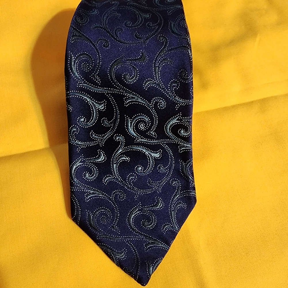 Vintage Express Design Studios Tie, 100% silk.  Navy with green, 60x3.5 inches